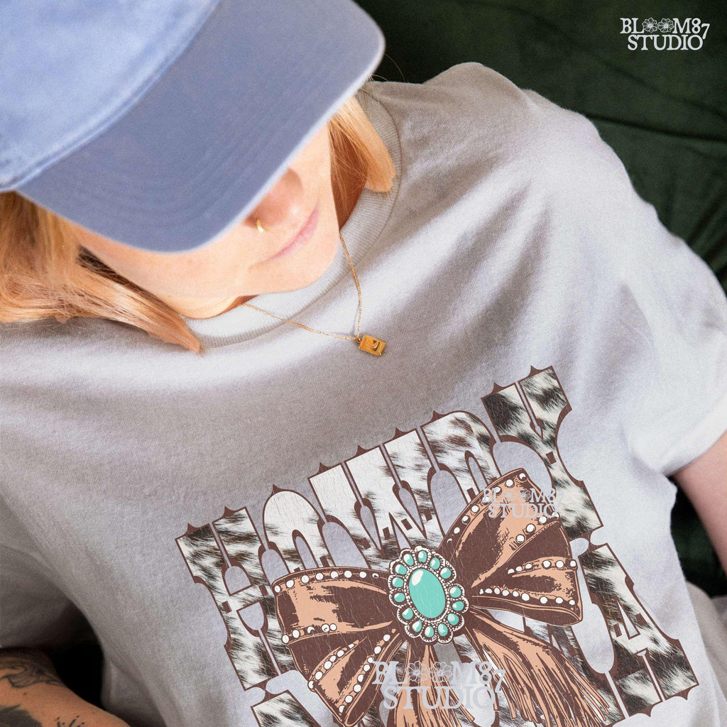 This “Howdy Mama” PNG features a bold western-style font with a cow print background and a detailed fringe bow with a turquoise concho. A stylish country design, perfect for Mother’s Day gifts, rodeo moms, and western-loving women. Ideal for sublimation on T-shirts, mugs, tumblers, and tote bags. High-resolution transparent PNG for easy crafting and DIY projects.