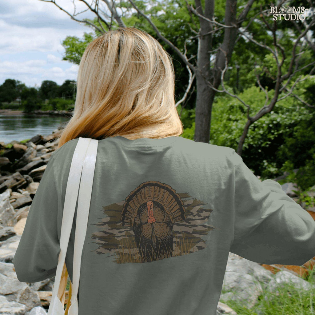 Solid version: Illustration of a wild turkey gobbler with camo background, hunting sublimation PNG.
Distressed version: Vintage distressed turkey with fan tail and camouflage backdrop, rustic hunting PNG.