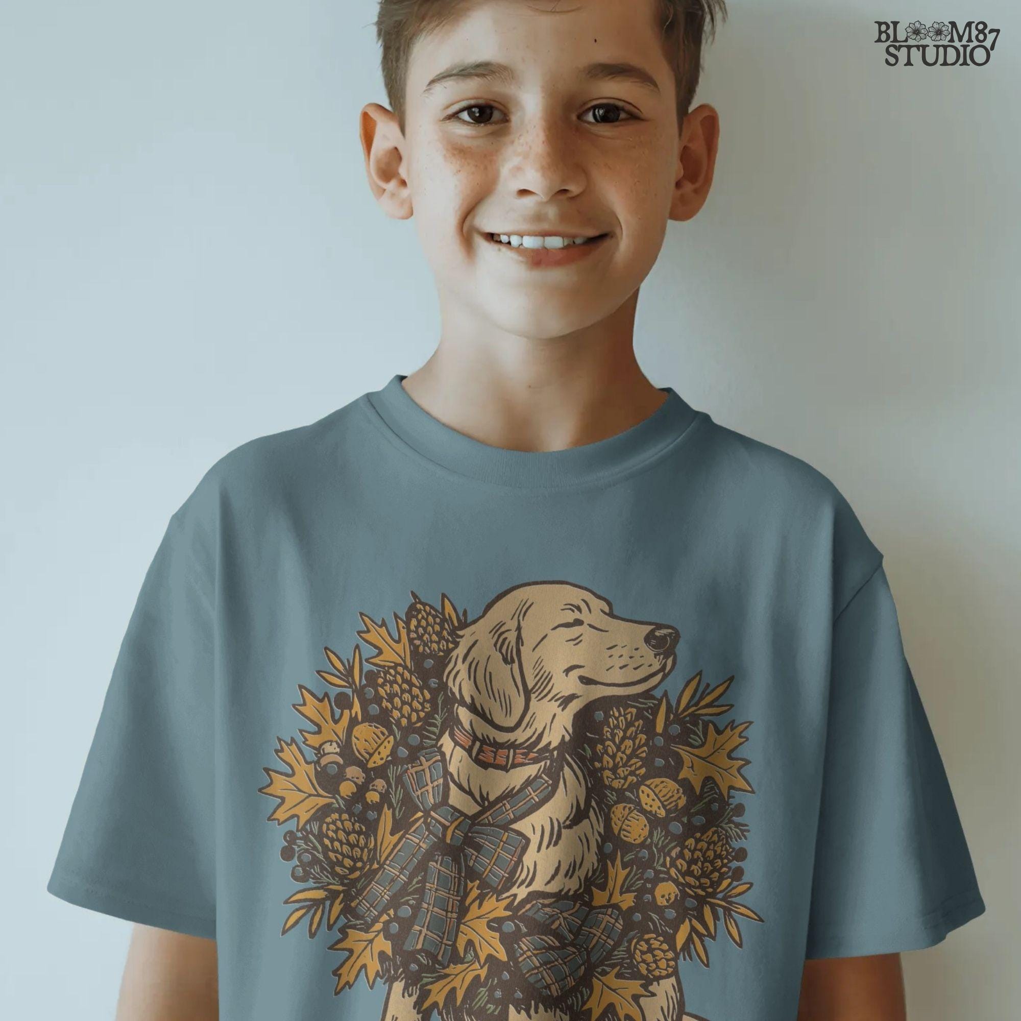 Solid version: Fall dog PNG of golden retriever with autumn wreath, pinecones, acorns, rustic thanksgiving clipart.
Distressed version: Vintage golden retriever fall dog illustration with rustic autumn leaves wreath, thanksgiving sublimation PNG.