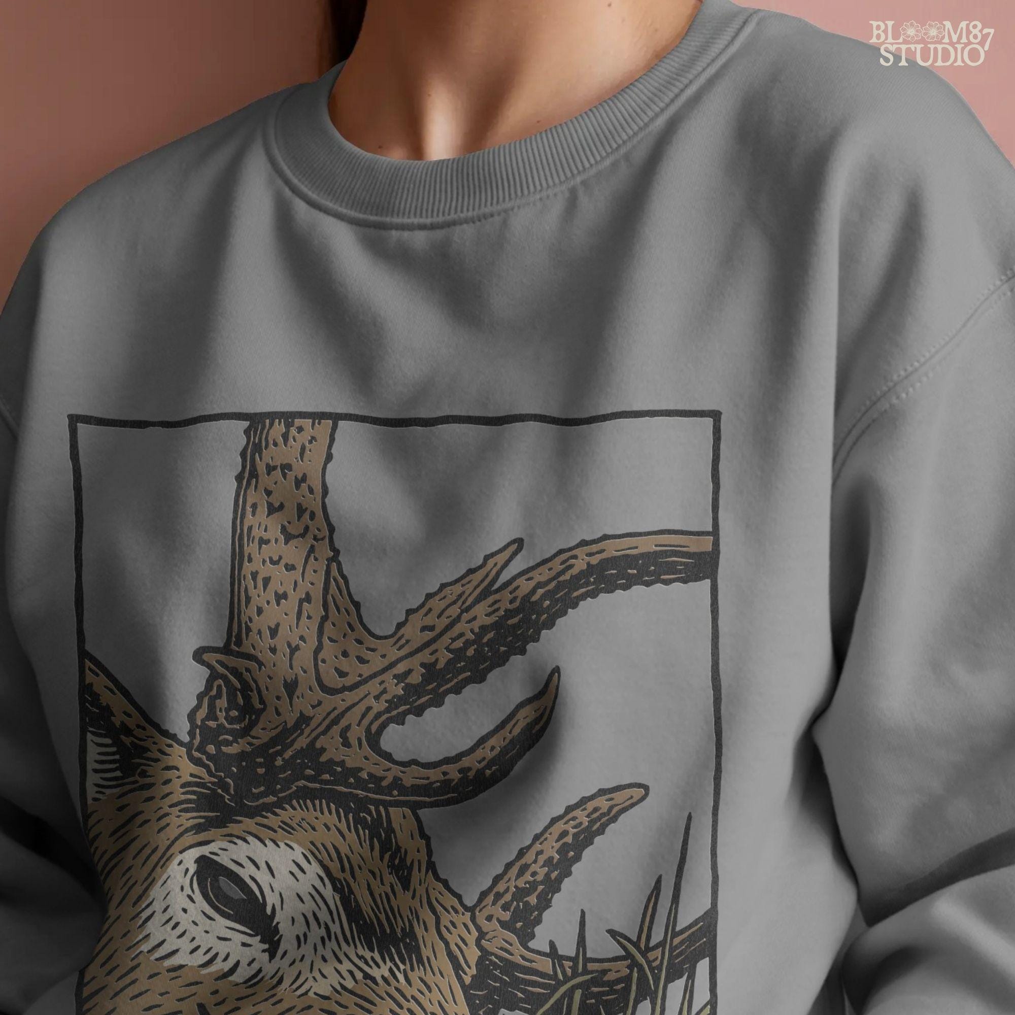 Rustic-style deer head and antlers illustration perfect for deer hunting apparel. This PNG design works for shirts, mugs, tumblers, decals, and makes a thoughtful gift for hunters.